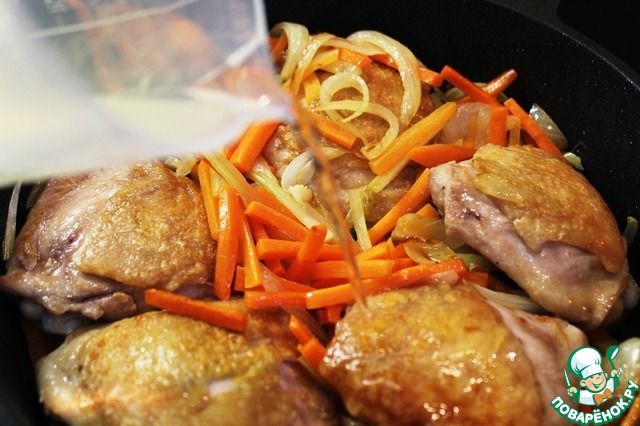 Жареная курица с луком и морковью. Курица жаренная с морковью и луком на сковороде. Жареная курица с луком и морковкой. Вкусное куриное мясо на сковороде с луком. Жареная курица на сковороде с корочкой с морковью и луком.